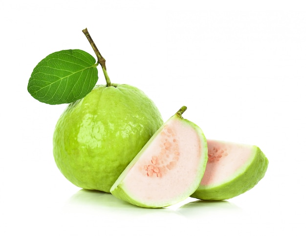 Guava sul tavolo bianco