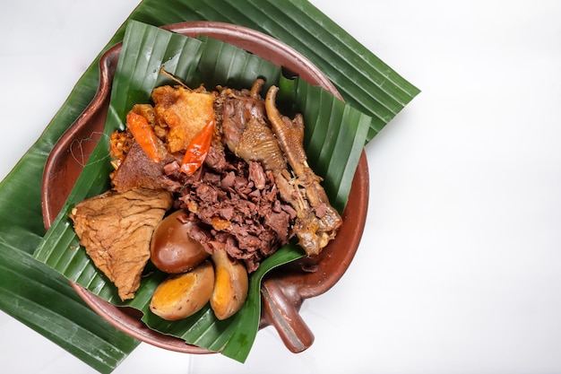 Gudeg Komplit. Un piatto caratteristico e leggendario di Yogyakarta Indonesia. Stufato Di Frutta Di Jack.