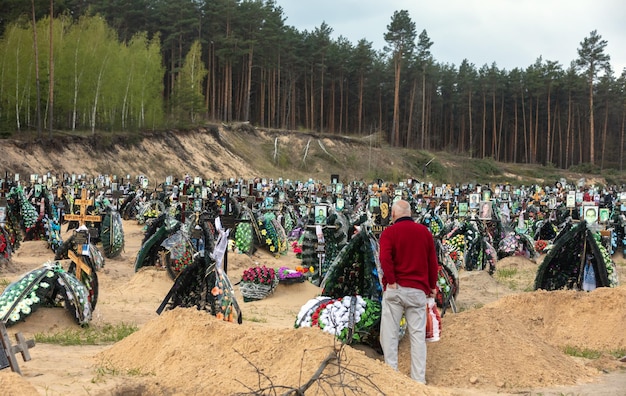 Guerra in Ucraina Cimitero di Irpen con tombe fresche