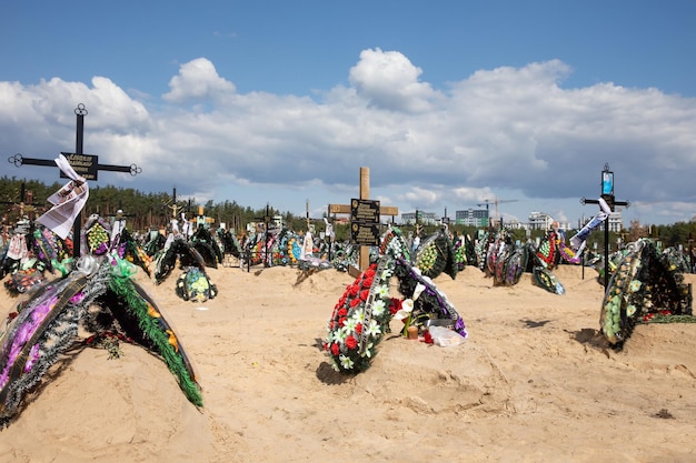 Guerra in Ucraina Cimitero di Irpen con tombe fresche