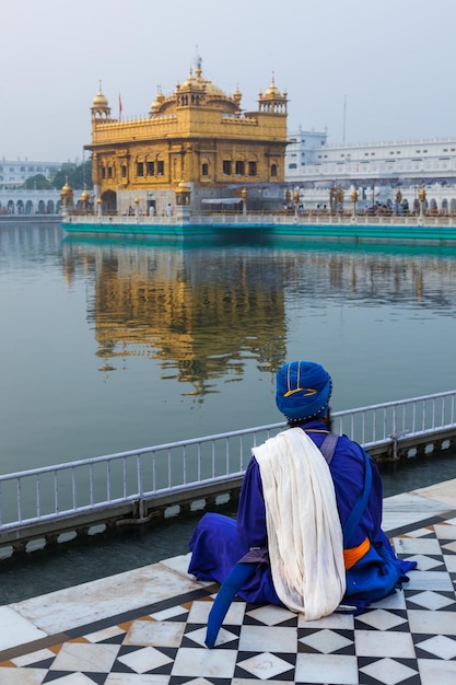 Guerriero Seekh Nihang non identificabile che medita nel tempio Sikh Ha