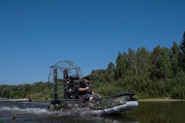 Guida ad alta velocità in un airboat sul fiume in una giornata estiva con spruzzi e onde