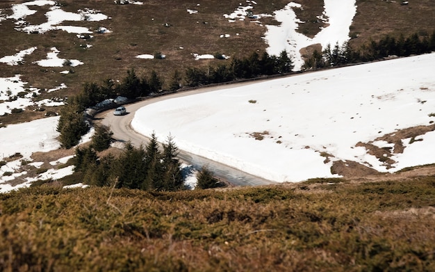 Guida auto su strada stretta nel passo del Beklemeto, montagne dei Balcani, Bulgaria.