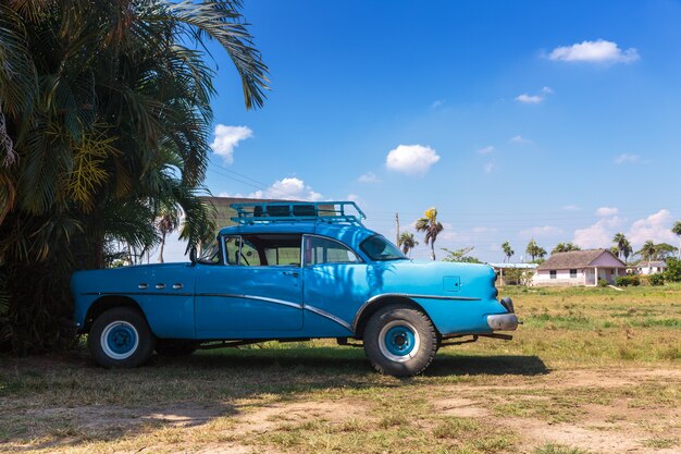 Guida automobilistica d&#39;epoca a Cuba