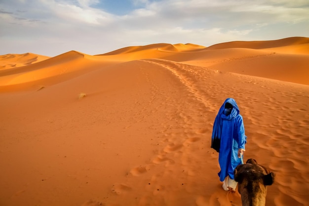 Guida berbera sulle dune di sabbia di Merzouga