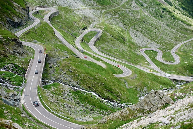 Guida di veicoli popolare tra i turisti bella strada Transfagarashan di avvolgimento in Romania.