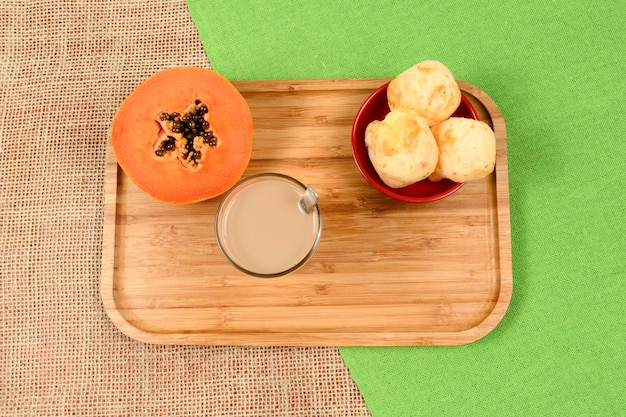 Guida gastronomica brasiliana - Prima colazione, con caffè con latte, pane al formaggio e frutta alla papaya