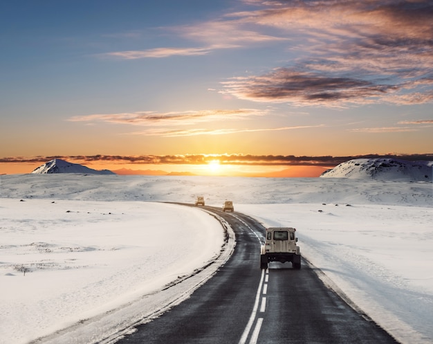 Guida su strada in inverno