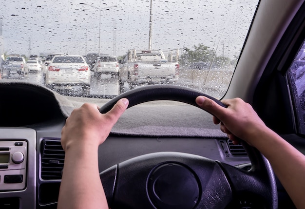 Guidare in una giornata piovosa