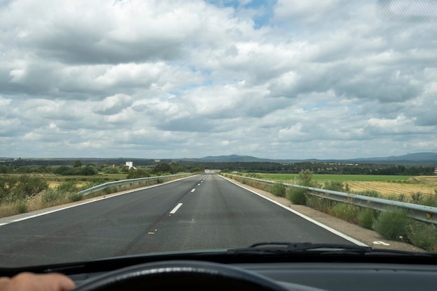 Guidare su un'autostrada verso l'infinito