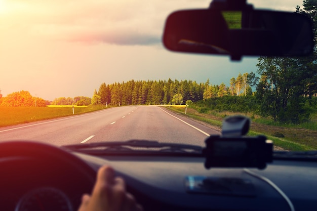 Guidare un'auto su strada asfaltata