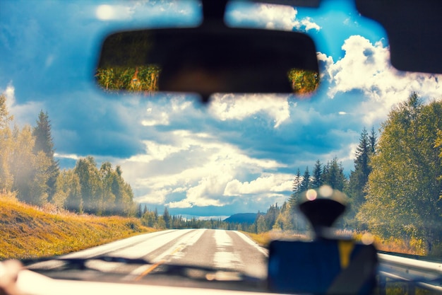 Guidare un'auto su una strada di montagna Vista dal parabrezza della splendida natura della Norvegia