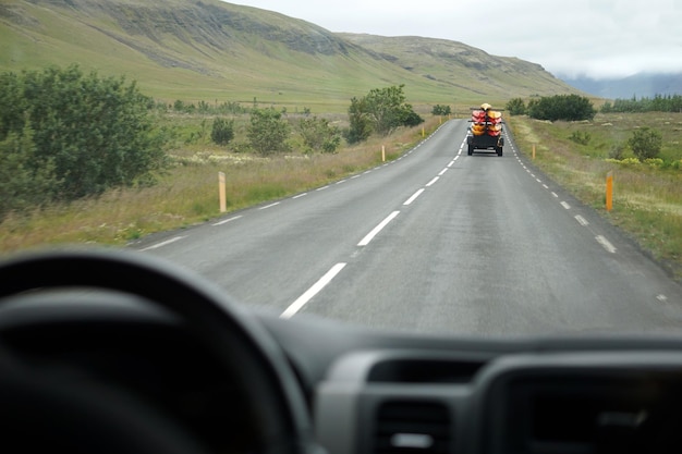 Guidare una prospettiva di auto di un conducente