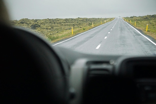 Guidare una prospettiva di auto di un conducente