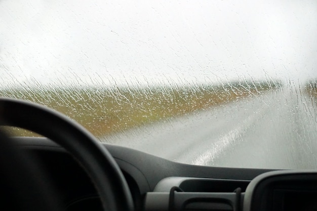 Guidare una prospettiva di auto di un conducente