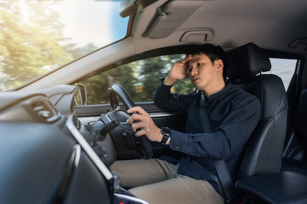 guidatore uomo stressato seduto all'interno di un'auto