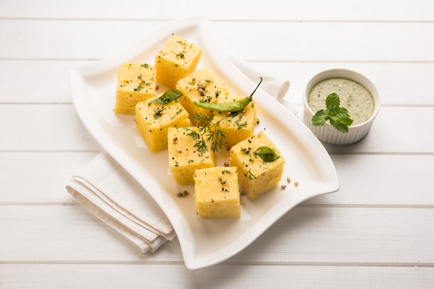 Gujarati Khaman Dhokla realizzato con Chana Dal, servito con chutney verde, messa a fuoco selettiva