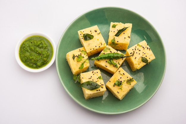 Gujarati Khaman Dhokla realizzato con Chana Dal, servito con chutney verde, messa a fuoco selettiva