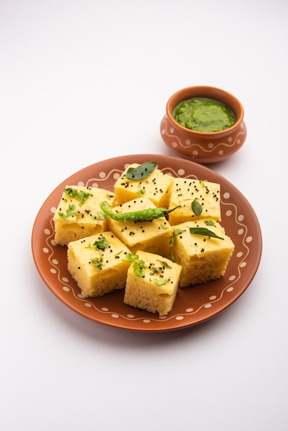 Gujarati Khaman Dhokla realizzato con Chana Dal, servito con chutney verde, messa a fuoco selettiva