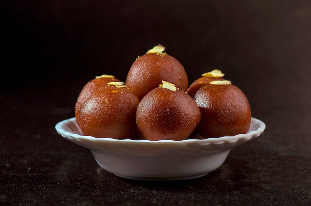 Gulab Jamun, dessert indiano condito con pistacchio