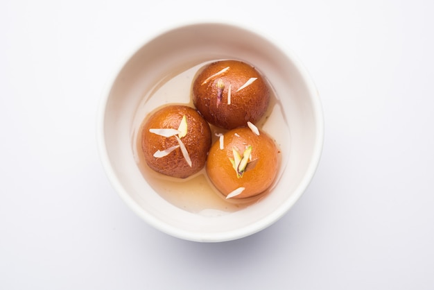 Gulab Jamun è un alimento dolce indiano a base di latte e zucchero, un piatto popolare in occasione di festival o occasioni speciali. Messa a fuoco selettiva