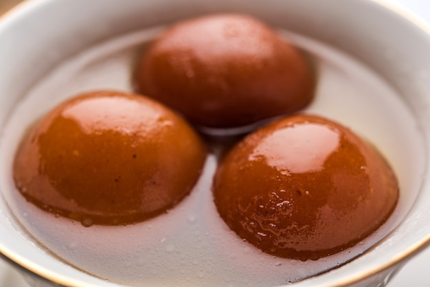 Gulab Jamun è un dolce indiano a base di latte solido prodotto in festival o feste di matrimonio