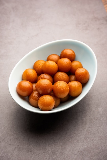 Gulab jamun è un gnocco dolce a base di latte solido popolare in India, Pakistan in festival come Diwali, Eid o anche feste di matrimonio