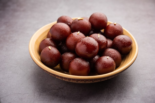 Gulab jamun è un gnocco dolce a base di latte solido popolare in India, Pakistan in festival come Diwali, Eid o anche feste di matrimonio