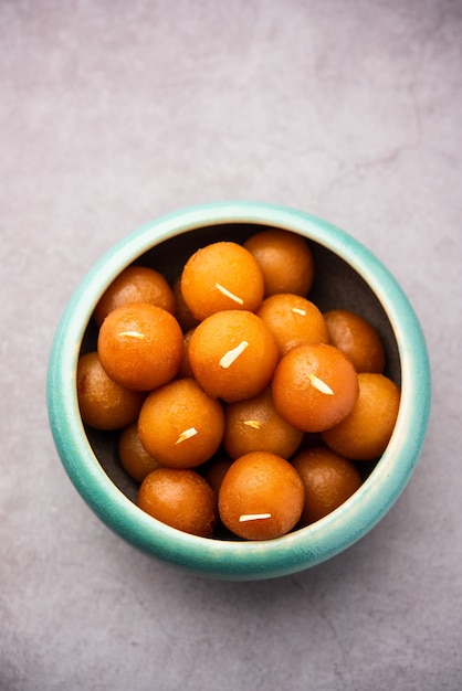 Gulab jamun è un gnocco dolce a base di latte solido popolare in India, Pakistan in festival come Diwali, Eid o anche feste di matrimonio