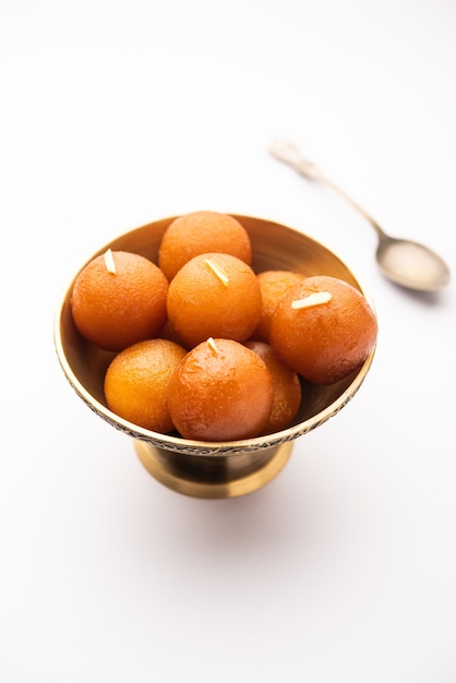 Gulab jamun è un gnocco dolce a base di latte solido popolare in India, Pakistan in festival come Diwali, Eid o anche feste di matrimonio