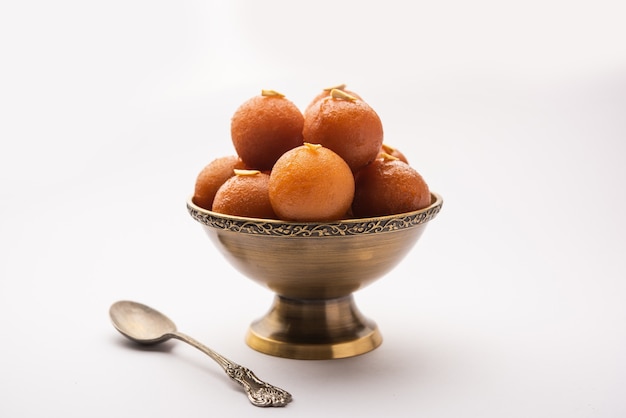 Gulab jamun è un gnocco dolce a base di latte solido popolare in India, Pakistan in festival come Diwali, Eid o anche feste di matrimonio