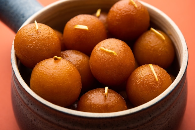 Gulab jamun è un gnocco dolce a base di latte solido popolare in India, Pakistan in festival come Diwali, Eid o anche feste di matrimonio