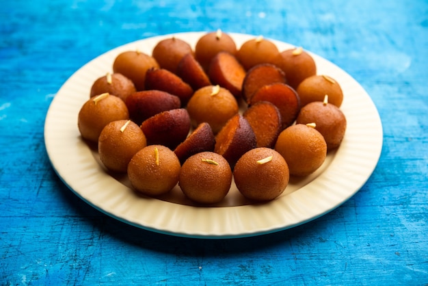 Gulab jamun è un gnocco dolce a base di latte solido popolare in India, Pakistan in festival come Diwali, Eid o anche feste di matrimonio