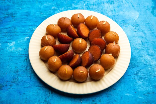 Gulab jamun è un gnocco dolce a base di latte solido popolare in India, Pakistan in festival come Diwali, Eid o anche feste di matrimonio