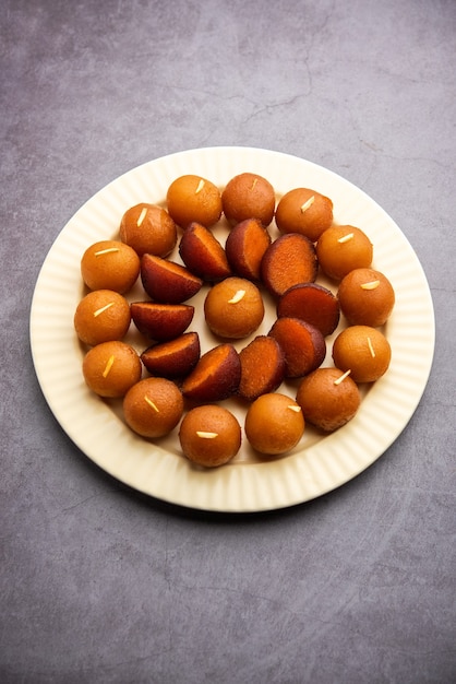 Gulab jamun è un gnocco dolce a base di latte solido popolare in India, Pakistan in festival come Diwali, Eid o anche feste di matrimonio