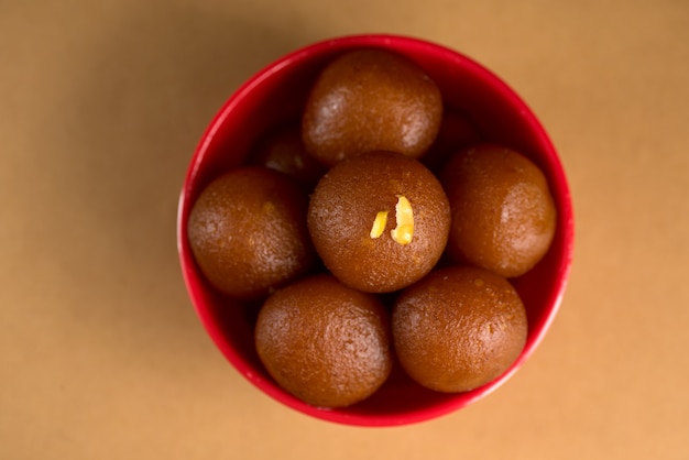 Gulab Jamun in una ciotola. Dessert indiano o piatto dolce.