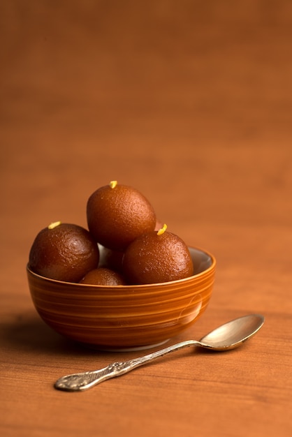 Gulab Jamun nella ciotola su legno. Dessert indiano o piatto dolce.