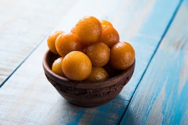 Gulab jamun, o gulaab jamun, è un mithai dolce a base di solidi del latte