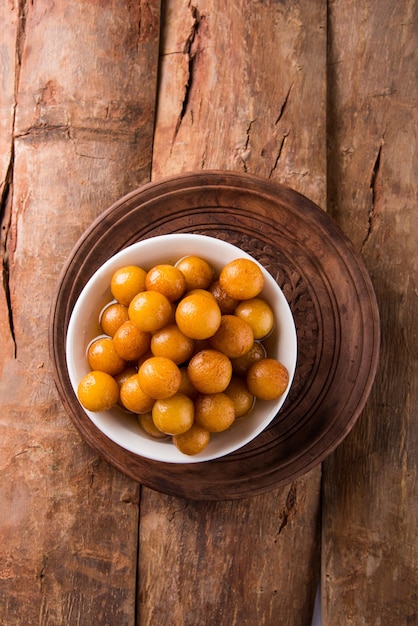 Gulab jamun, o gulaab jamun, è un mithai dolce a base di solidi del latte