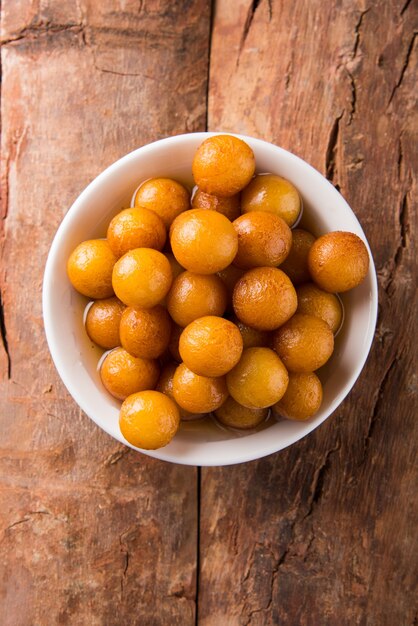 Gulab jamun, o gulaab jamun, è un mithai dolce a base di solidi del latte