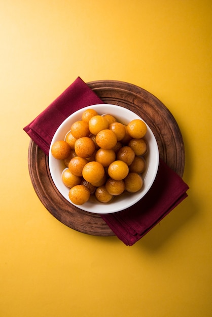 Gulab jamun, o gulaab jamun, è un mithai dolce a base di solidi del latte