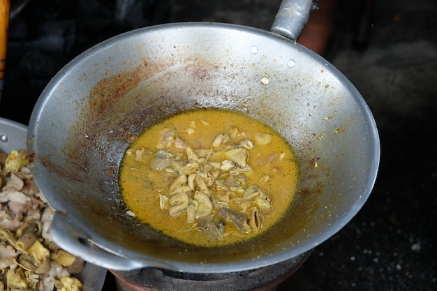 Gulai kambing Curry di capra in padella a base di intestini di carne, fegato di capra, latte di cocco, spezie