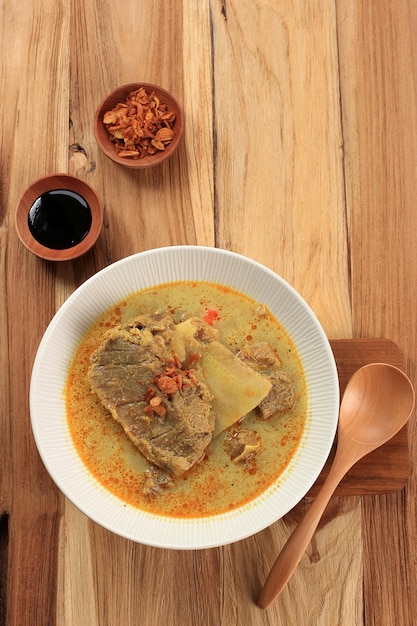 Gulai o Gule Daging Kambing Zuppa al curry di capra tradizionale indonesiana con spezie ricche per menu Ied Al Adha