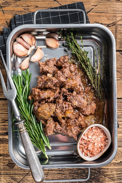 Gulasch di carne di agnello e manzo in un vassoio con erbe aromatiche Sfondo in legno Vista dall'alto