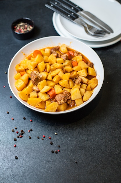 Gulasch di patate in umido e secondo piatto di verdure arrosto di carne