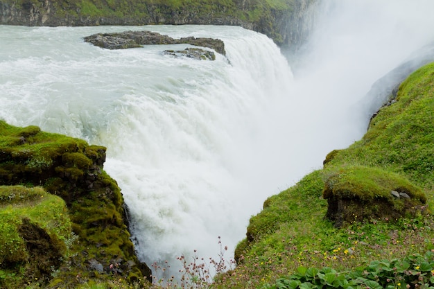 Gullfoss cade nella vista della stagione estiva, Islanda. Paesaggio islandese.