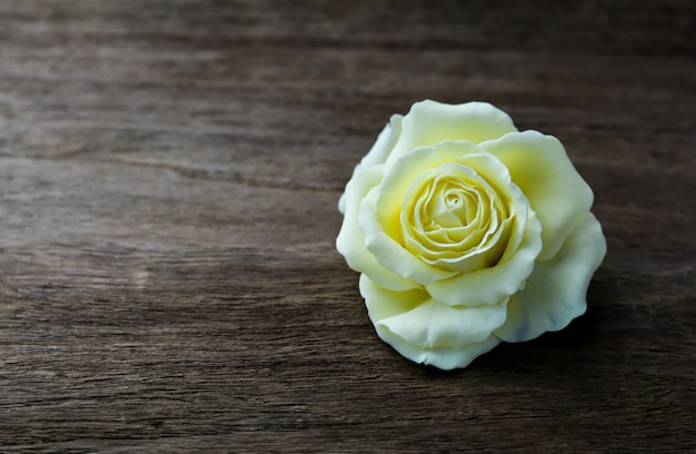 Gumpaste Rose su superficie di legno