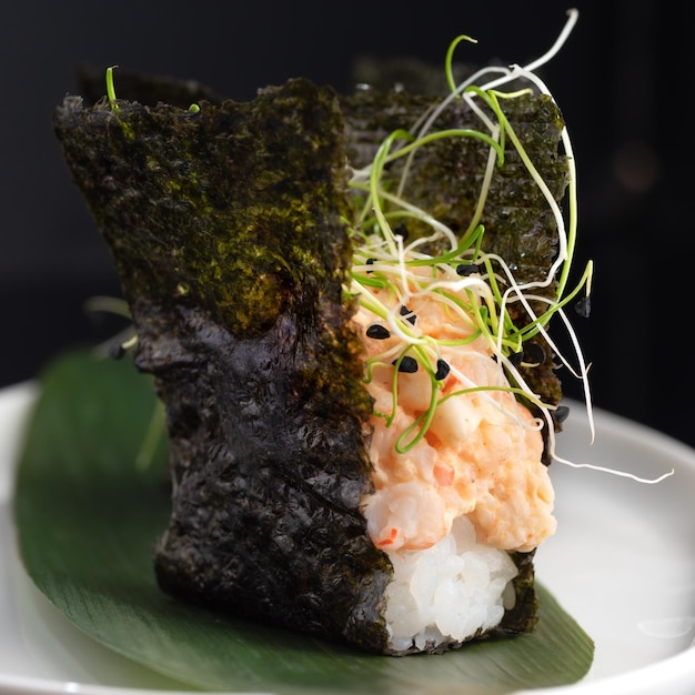 Gunkan maki sushi con gamberi tigre su sfondo nero