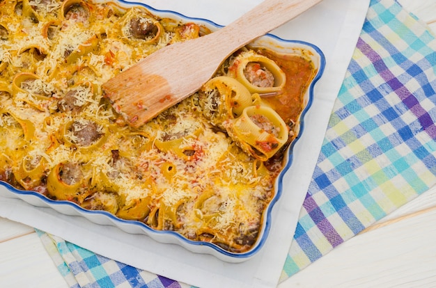 Gusci di pasta ripieni di carne in salsa di pomodoro.