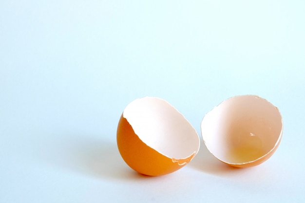 Guscio d&#39;uovo tagliato a metà su sfondo